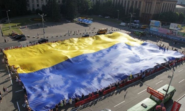 EN LA CIUDAD DE DNIPRÓ (Dnipropetrovsk) FUE EXTENDIDA LA BANDERA MÁS GRANDE DE UCRANIA