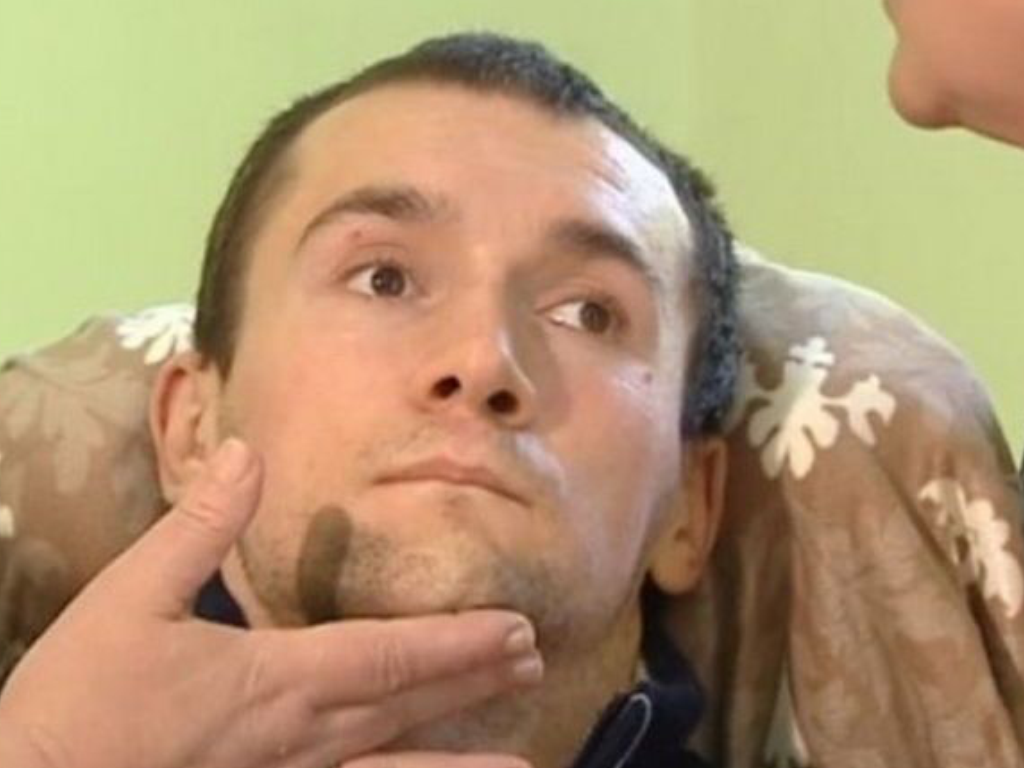 LOS FAMILIARES DEL HEROE DE UCRANIA OLEXANDR PETRAKIVSKY PLANEAN VENDER LA MEDALLA “HEROE” de UCRANIA PARA SALVAR SU VIDA