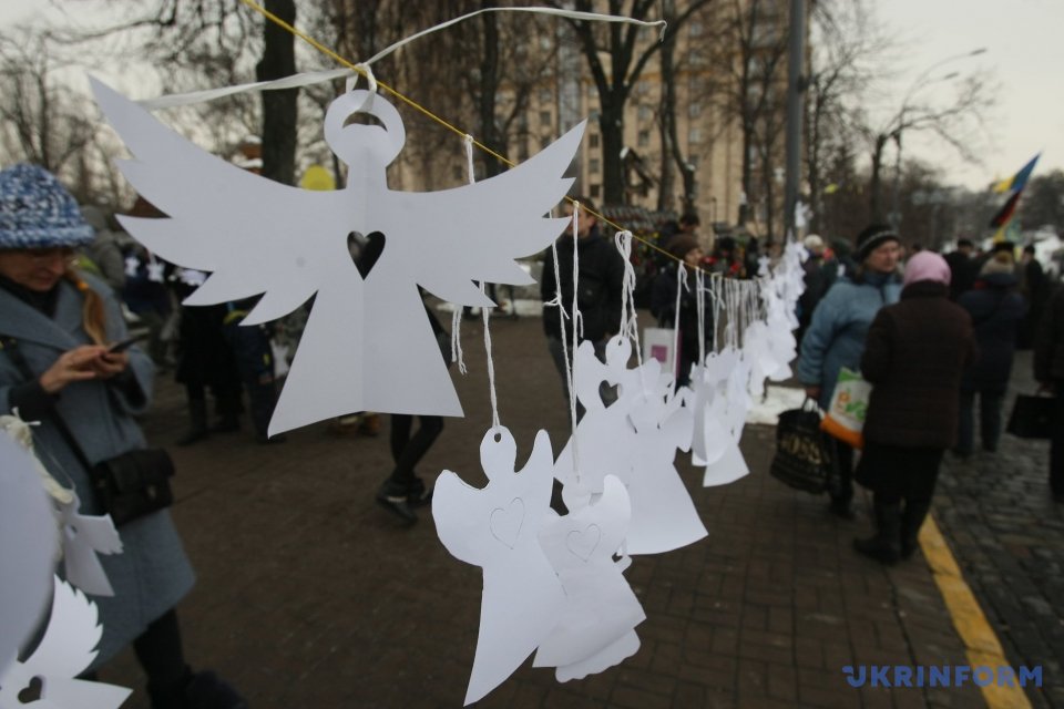 CON CIENTOS DE ÁNGELES DE PAPEL LVIV HOMENAJEÓ A LOS HÉROES DE LA “NEBESNA SOTNIA” EN EL PASEO DE LA CIUDAD