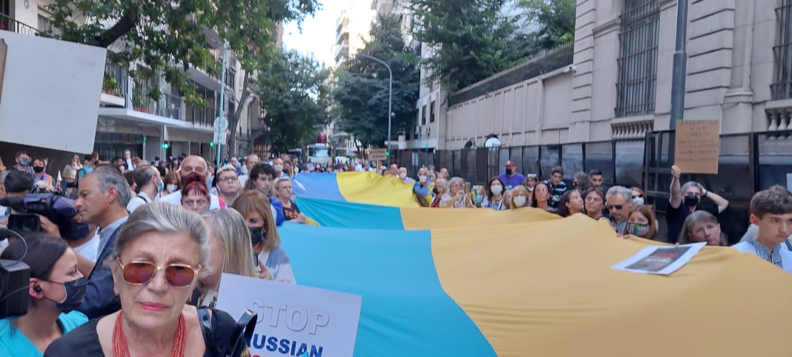 Manifestación en Buenos Aires, pidiendo ante la embajada rusa “la retirada incondicional” de las tropas del “asesino” Putin.