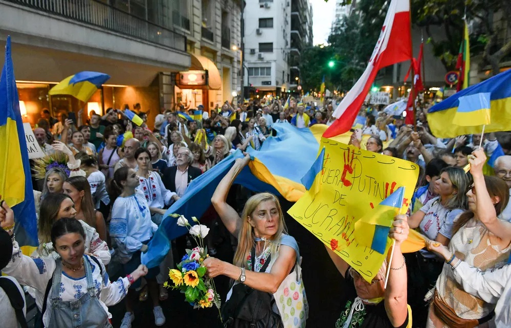 A UN AÑO DEL INICIO DE LA AGRESIÓN RUSA. MASIVO ACTO DE PROTESTA EN LA CIUDAD DE BUENOS AIRES.